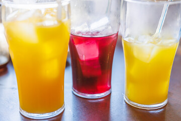 氷が入った冷たくておいしそうな飲み物