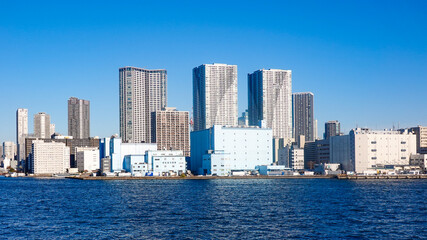 Obraz premium 竹芝桟橋から豊海水産埠頭 冷凍倉庫と勝どきタワーマンション群（東京都港区）