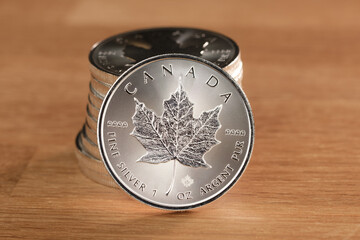 Gestapelte Kanadische Anlagemünzen 1 Unze / Canada Maple Leaf FINE SILVER 9999 - Canadian Coin - obrazy, fototapety, plakaty