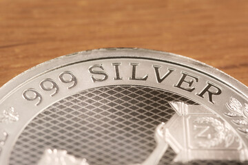 999 SILVER (Makro / Detail an einer Silbermünze) - Edelmetall Argentum