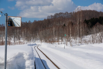 Obraz premium 冬の田舎の無人駅と線路 