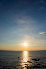 静かな海の夕暮れ

