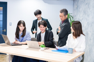 オフィスで打ち合わせをするオフィスワーカー