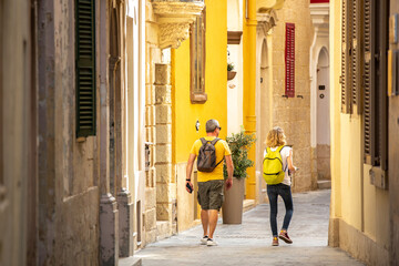 Niet-geïdentificeerde toeristen wandelen langs smalle steegjes in Rabat, Malta.