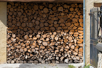 Réserve de bois de chauffage pour l'hiver