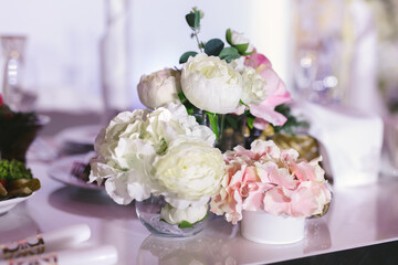 Obraz na płótnie Canvas Table setting at a luxury wedding reception. Beautiful flowers on the table.