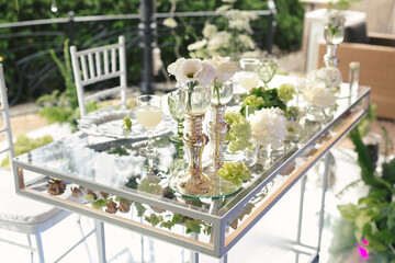 Serving a dragonfly wedding table at a banquet.