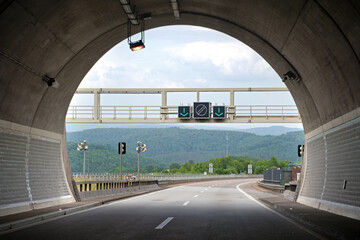 Autobahntunnel, Blick von der Fahrbahn aus dem Tunnel