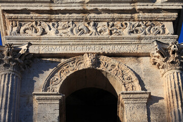 Obraz premium Frankreich, Provence, Alpes-de-Haute-Provence, Bouches-du-Rhône, Apilles, Saint-Rémy-de-Provence: Ruins of Glanum. roman archeological site.