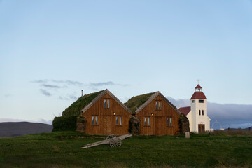 Fototapeta premium pueblo vikingo fjalladýrð en islandia 