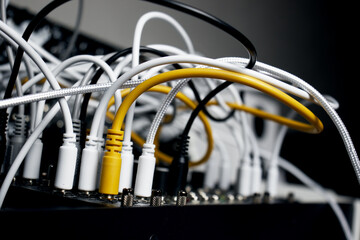 Audio cables in a modular synthesizer