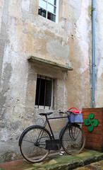 Fototapeta na wymiar bicicleta calle en ciboure pueblo vasco francés francia 4M0A9760-as21