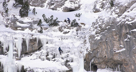 Alpinista escalando en hielo (Pirineos)