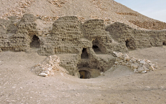 Detail of mastaba M17 near the Meidum Pyramid. It is made of rough cut stones and rubble with a mud brick exterior. This grave is is completely anonymous.