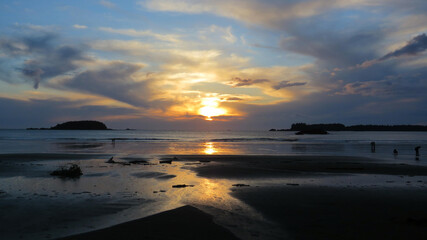 Obraz premium Low tide reflects the sunset at Tofino beach
