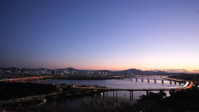 서울(seoul)의 야경(night view), 아름다운 한강(han river), 일몰(sunset)이 아름다운 서울, 한강의 다리(bridge), 서울 퇴근 교통(traffic), 매직아워(magic hour)의 서울 하늘(skyline)
