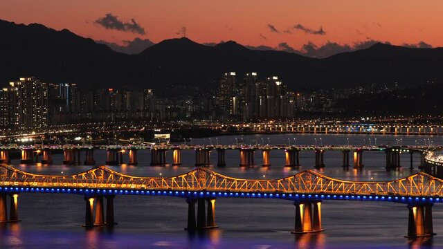서울(seoul)의 야경(night view), 아름다운 한강(han river), 일몰(sunset)이 아름다운 서울, 한강의 다리(bridge), 서울 퇴근 교통(traffic), 매직아워(magic hour)의 서울 하늘(skyline)
