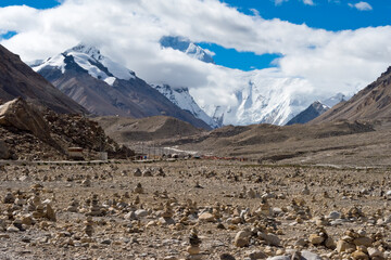 Lhotse peak (8516m) and Mount Everest (8848m) in Rongbuk Valley, Mt. Everest National Nature Reserve, Shigatse Prefecture, Tibet, China - obrazy, fototapety, plakaty