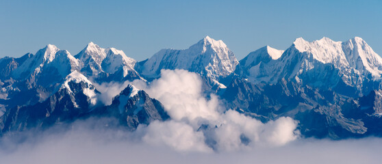 De Himalaya-bergketen boven wolken, Nepal
