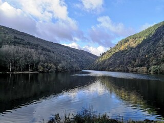 Fototapeta na wymiar Confluencia de los ríos Lor y Sil en Quiroga, Galicia