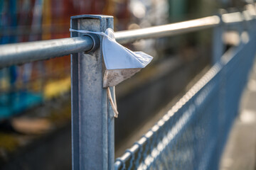 FFP2-Maske auf Geländer