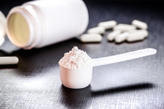 spoon of creatine, recommended supplement to increase strength, power and muscle mass.
