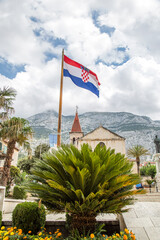 Chorwacja flaga na maszcie, Makarska - obrazy, fototapety, plakaty