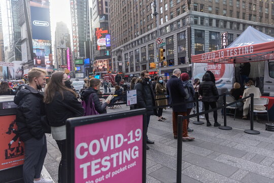 People queue at a pop-up COVID-19 testing site in New York