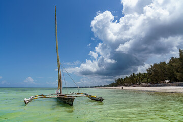 Zanzibar tradycyjna łódź ngalawa - obrazy, fototapety, plakaty