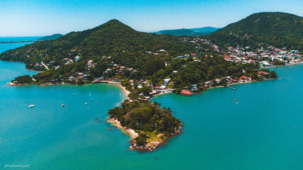 Fototapeta premium Bairro Praia Sambaqui Florianópolis Brasil Ilha Tropical Natureza Mata Atlântica Verde Azul Paisagem Viagem Férias Nautico