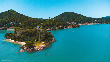 Naklejka premium Bairro Praia Sambaqui Florianópolis Brasil Ilha Tropical Natureza Mata Atlântica Verde Azul Paisagem Viagem Férias Nautico