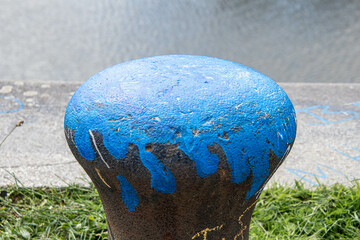 Alter Schiffspoller aus Metall blau angemalt