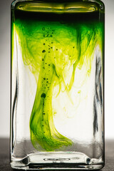 Texture d'un liquide vert  dans un bocal en verre