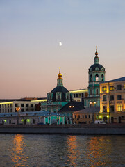 Obraz premium Moscow cityscape in evening. Church of St. Nicholas in Zayitsky at Raushskaya embankment. Moscow, Russia