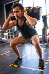 Fototapeta na wymiar person doing squats at the gym 