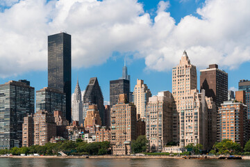 Obraz premium New York City skyline from Roosevelt island over the East river towards the skyscrapers of Manhattan Midtown at day time, NYC, USA. A vibrant business neighborhood