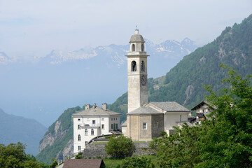 Fototapeta na wymiar un village dans le Val Bregaglia - Alpes Suisse