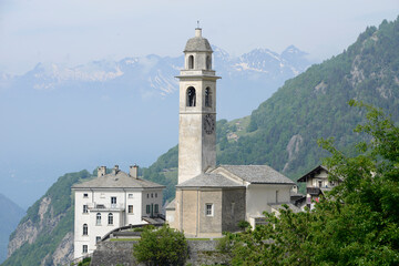 Fototapeta na wymiar village et montagne - Val Bregaglia Suisse