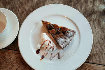 お皿にのったタルトとクリーム