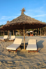 ベトナムダナンの朝日を目指してビーチ沿いを散歩したときの写真です。朝5時半くらいです。