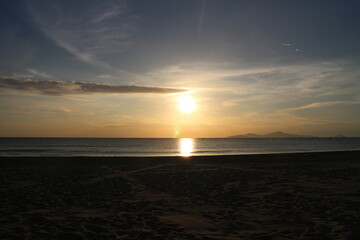 ベトナムダナンの朝日を目指してビーチ沿いを散歩したときの写真です。朝5時半くらいです。