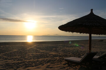 ベトナムダナンの朝日を目指してビーチ沿いを散歩したときの写真です。朝5時半くらいです。