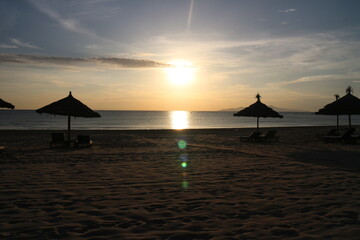 ベトナムダナンの朝日を目指してビーチ沿いを散歩したときの写真です。朝5時半くらいです。