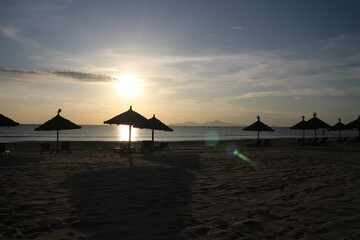 ベトナムダナンの朝日を目指してビーチ沿いを散歩したときの写真です。朝5時半くらいです。