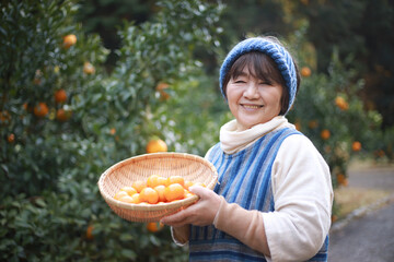 みかんを持つ女性