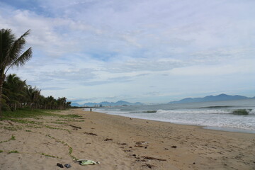 ベトナムダナンの朝日を目指してビーチ沿いを散歩したときの写真です。朝5時半くらいです。