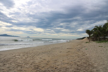 ベトナムダナンの朝日を目指してビーチ沿いを散歩したときの写真です。朝5時半くらいです。