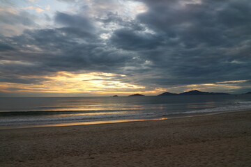 ベトナムダナンの朝日を目指してビーチ沿いを散歩したときの写真です。朝5時半くらいです。