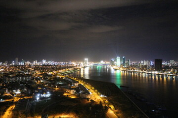 Fototapeta na wymiar リゾート地で有名なベトナムダナンの中心部の夜景です。