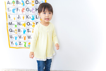 英語の勉強をする子供